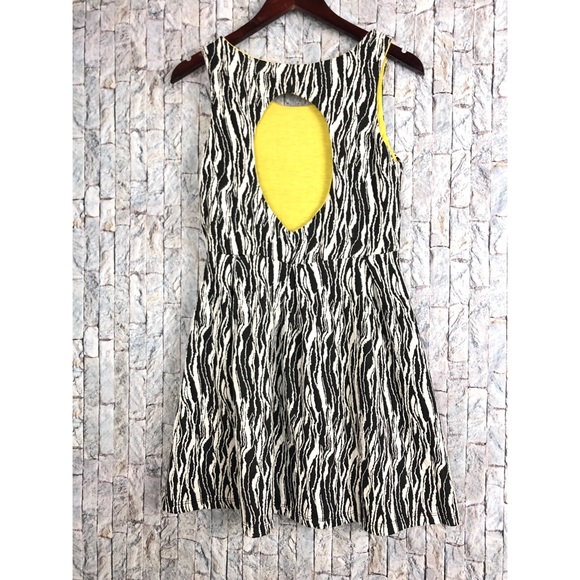 Minty Black/white Abstract Sleeveless Mini Dress - Picture 2 of 5
